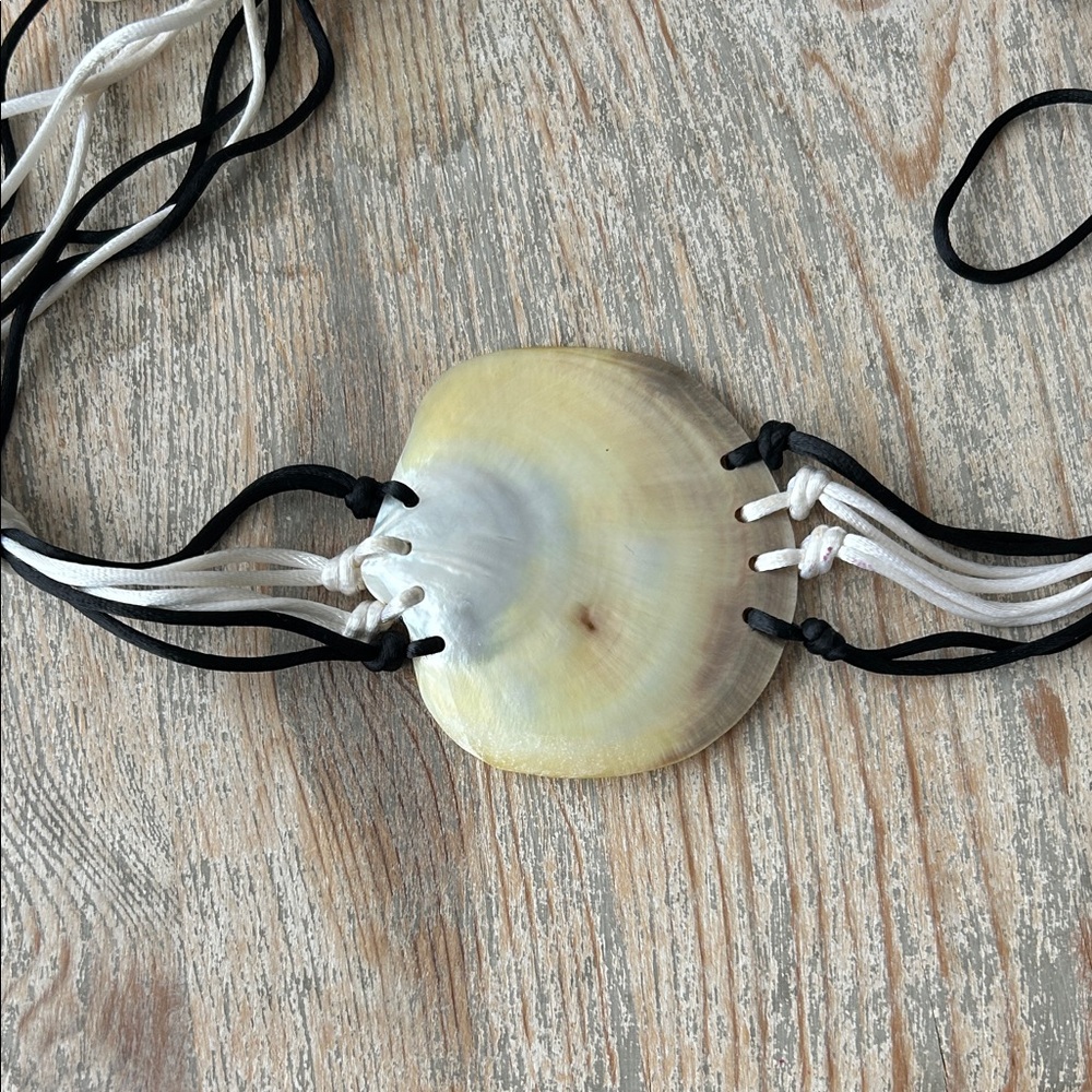 Vintage Source Unknown Shell Pendant Belt in White and Black